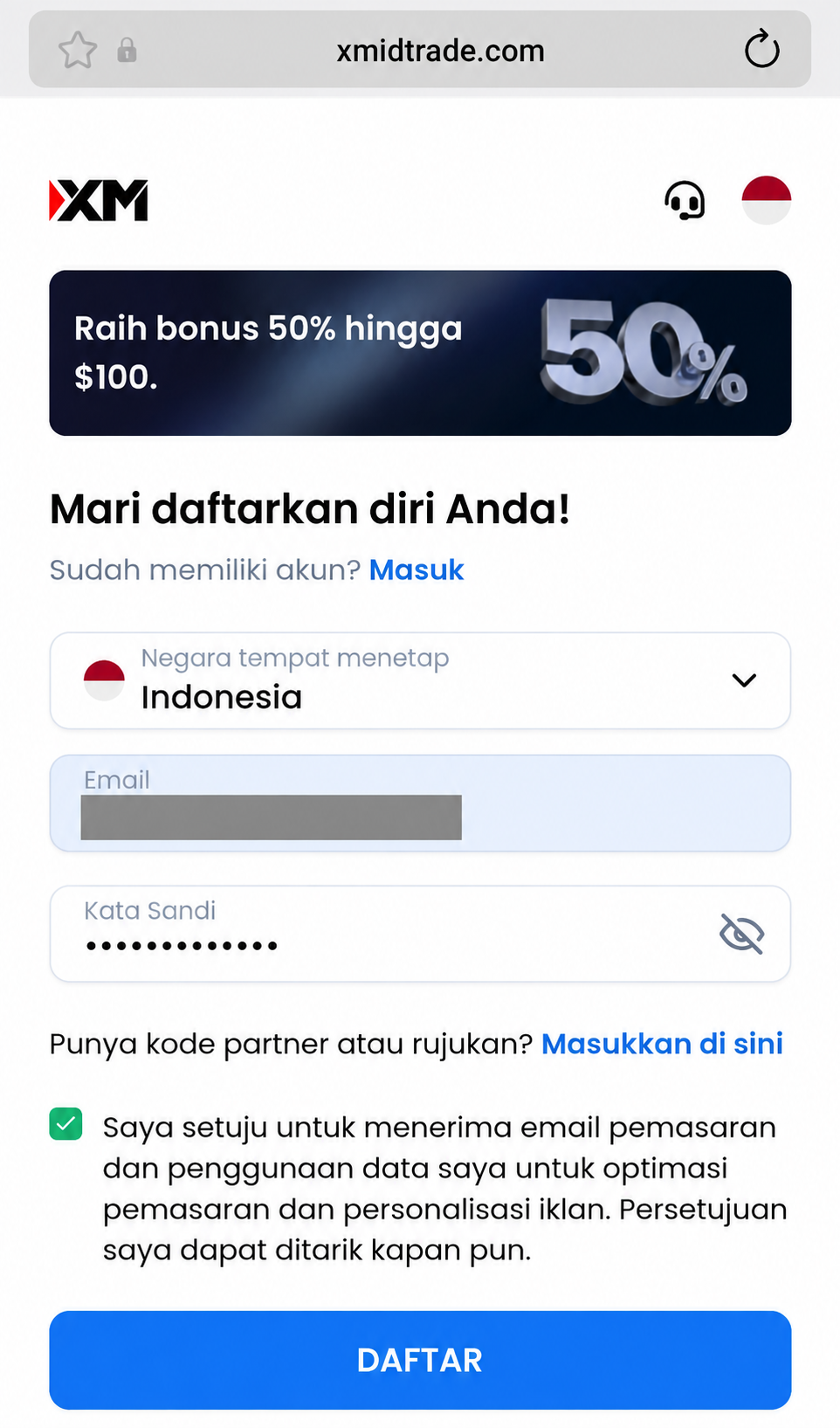 Formulir daftar akun XM lewat HP setelah pengisian email dan kata sandi, dengan tombol Daftar aktif.