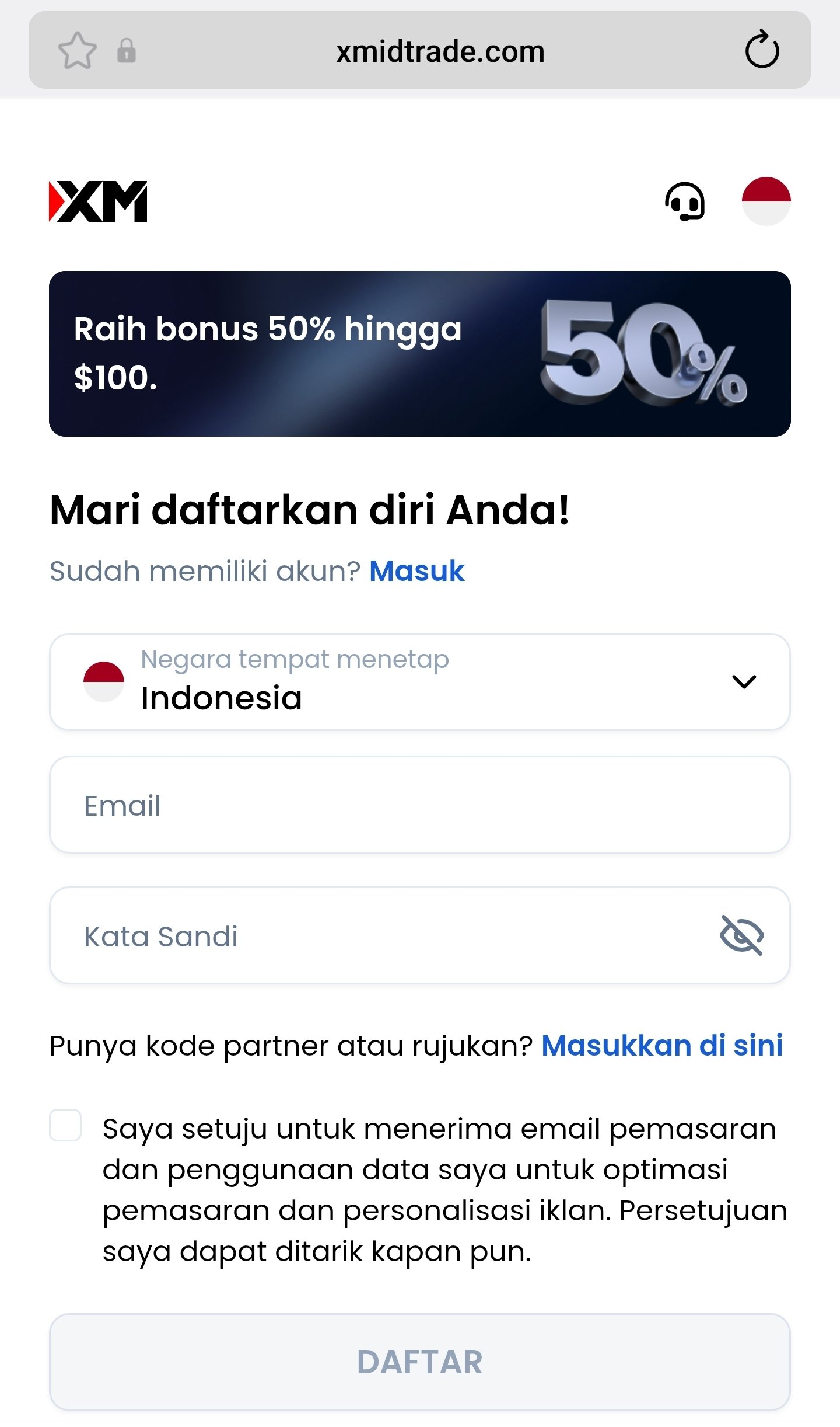 Formulir daftar akun XM lewat HP dengan pilihan negara Indonesia, kolom email, kata sandi, dan tombol Daftar.