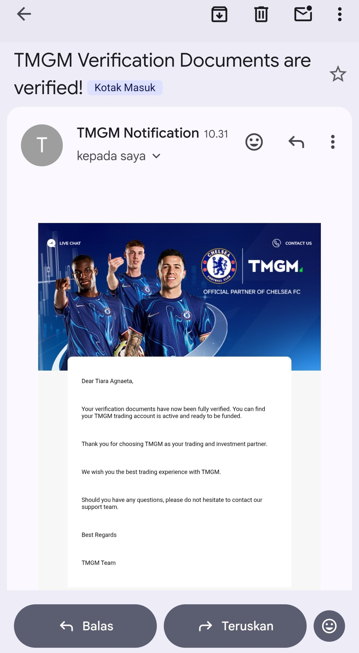 Email TMGM yang mengonfirmasi dokumen verifikasi telah disetujui dan akun trading aktif, dengan nama penerima tersensor.